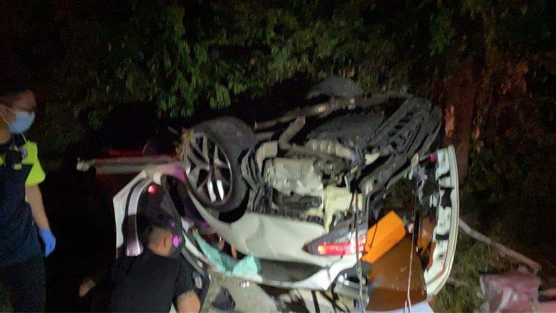 新竹深夜發生恐怖車禍，目前仍有1人昏迷搶救中。（圖／翻攝畫面）