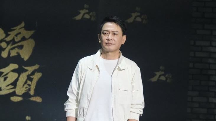 王識賢罕動怒痛踹男粉　他倒地求饒遭拖行