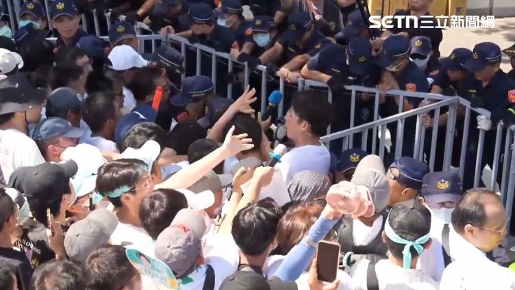 黃國昌率眾推擠警方及架設的圍籬。（圖／翻攝畫面）