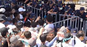 黃國昌率眾推擠警方及架設的圍籬。（圖／翻攝畫面）