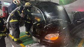停車場內一輛轎車因不明原因深夜自燃。（圖／翻攝畫面）