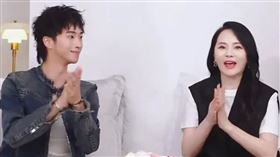 小哈利與媽媽在社群進行「戀愛問答」。（圖／翻攝自微博)
