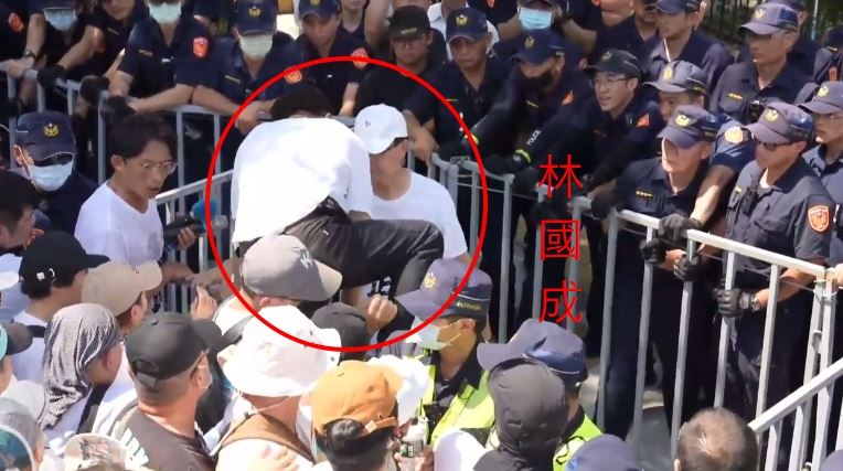 民眾黨走讀活動，與警方爆發推擠，林國成爬上拒馬。（組合圖／翻攝畫面）