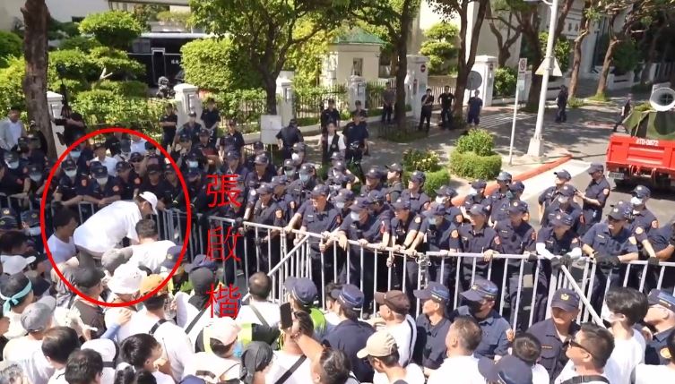 民眾黨走讀活動，與警方爆發推擠，張啓楷爬拒馬。（組合圖／翻攝畫面）