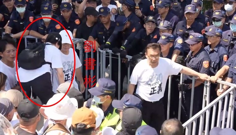 民眾黨走讀活動，與警方爆發推擠，劉書彬爬拒馬。（組合圖／翻攝畫面）