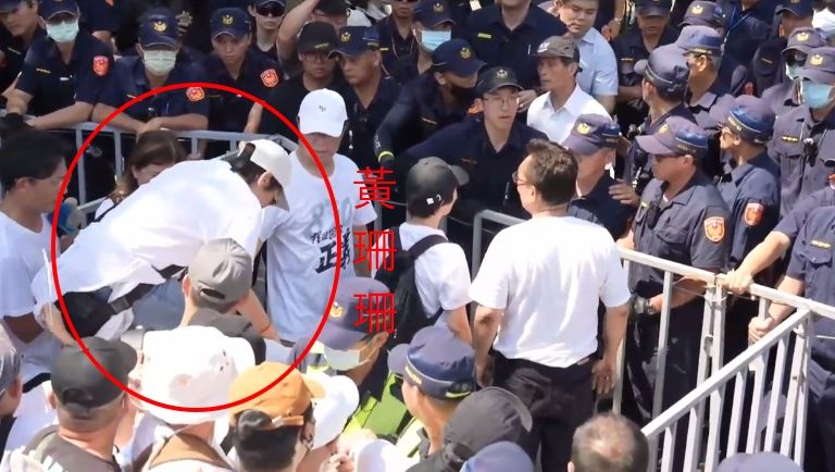 民眾黨走讀活動，與警方爆發推擠，黃珊珊爬拒馬。（組合圖／翻攝畫面）