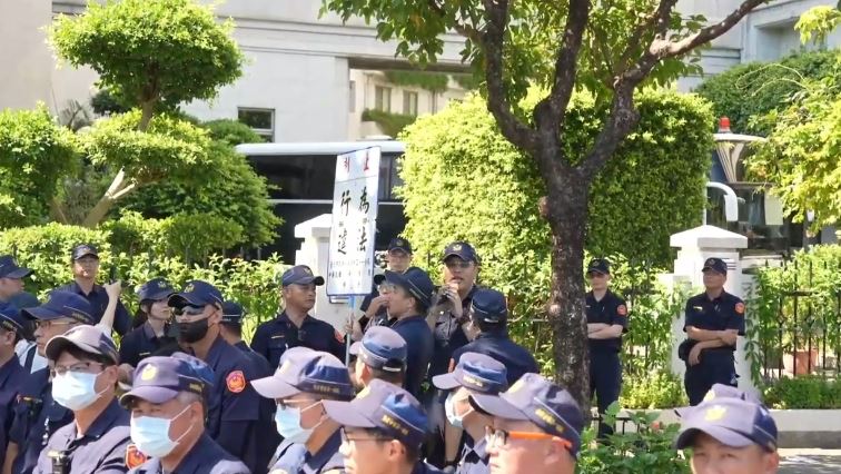 警方第一次舉牌警告（圖／翻攝畫面）