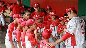 味全龍林智勝與東園國小球員。（圖／臺北市衛生局提供） 