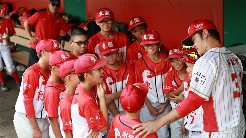 味全龍林智勝與東園國小球員。（圖／臺北市衛生局提供）