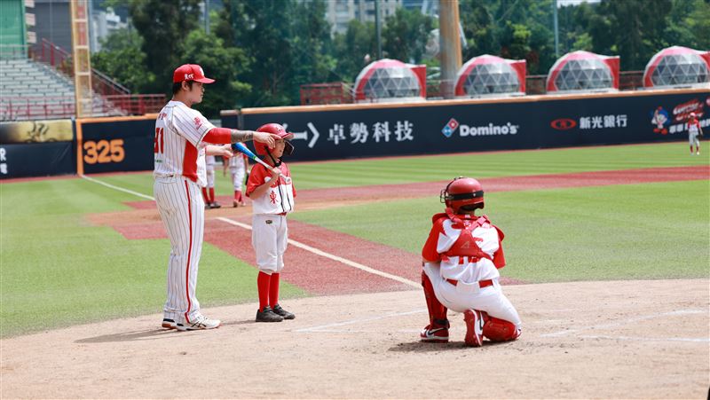 味全龍林智勝與東園國小球員。（圖／臺北市衛生局提供）
