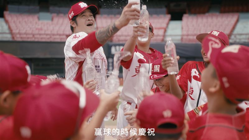 味全龍林智勝與東園國小球員。（圖／臺北市衛生局提供）