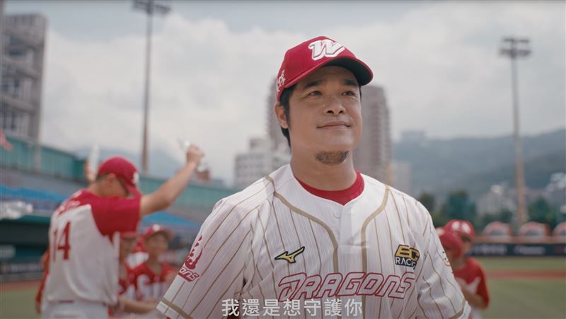 味全龍林智勝與東園國小球員。（圖／臺北市衛生局提供）