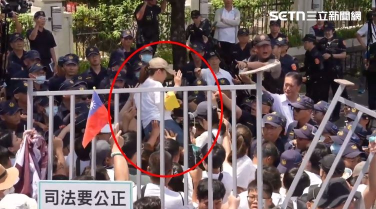 小草推倒第一層拒馬，陳智菡往前衝被警方廣播。（圖／翻攝畫面）