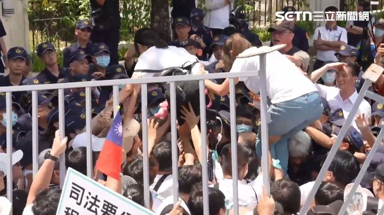 小草推倒第一層拒馬，張彤、陳怡君往前衝被警方廣播。（圖／翻攝畫面）