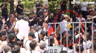 推倒拒馬！黃國昌陳智菡爬上去　遭警廣播