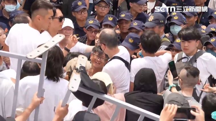 黃國昌率眾走讀與警對峙衝撞。（圖／翻攝畫面）