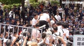 黃國昌率眾走讀與警對峙衝撞。（圖／翻攝畫面）