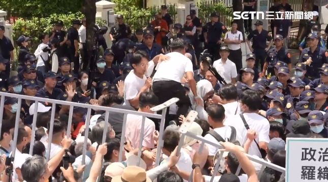 黃國昌率眾走讀與警對峙衝撞。（圖／翻攝畫面）