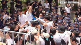 黃國昌率眾走讀與警對峙衝撞。（圖／翻攝畫面）