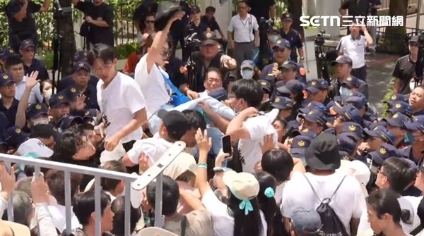 小草警方發生推擠，還直接爬到員警頭上。（圖／翻攝畫面）