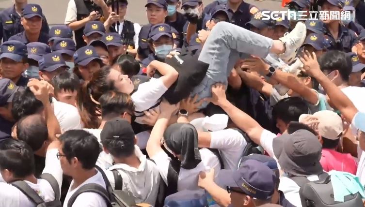 黃國昌率眾走讀與警對峙衝撞。（圖／翻攝畫面）
