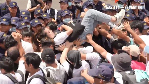 女小草躺在人牆頭頂玩波浪舞。（圖／翻攝畫面）