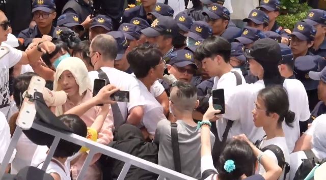 黃國昌指控員警打人，警方急喊沒有。（圖／翻攝畫面）
