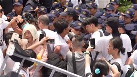 黃國昌指控員警打人，警方急喊沒有。（圖／翻攝畫面）