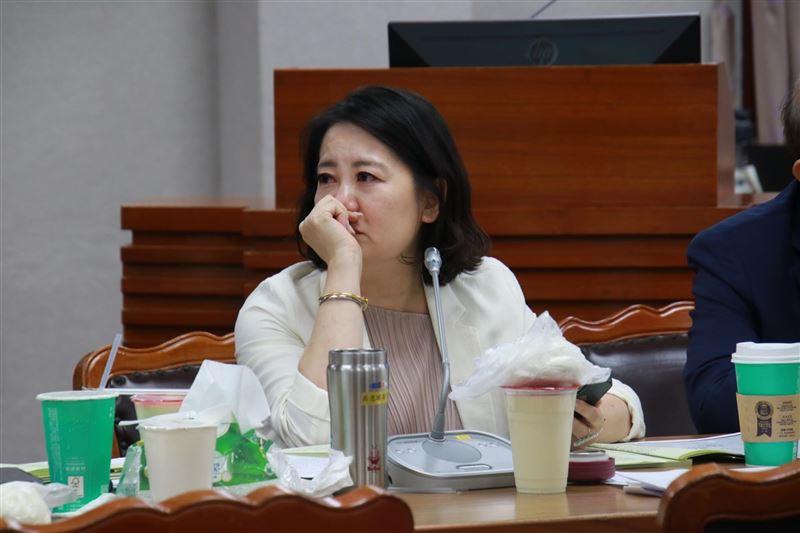 吳思瑤透露，自己在聆聽文化部長李遠捍衛預算的發言時，流下無奈的淚水。（圖／翻攝自吳思瑤臉書）