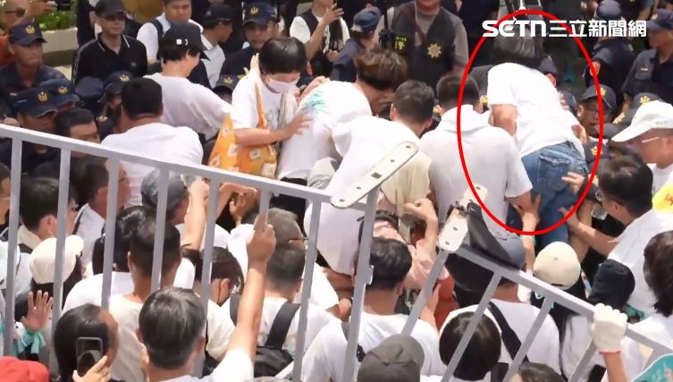 民眾黨與警方爆發推擠，女子拍打員警。（圖／翻攝畫面）
