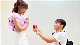 許志豪單膝下跪翁鈺鈞。（圖／翻攝自許志豪臉書）