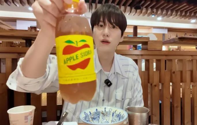 圭賢日前在台南拍攝Vlog時意外愛上台灣國民飲料蘋果西打。（圖／翻攝自網路）