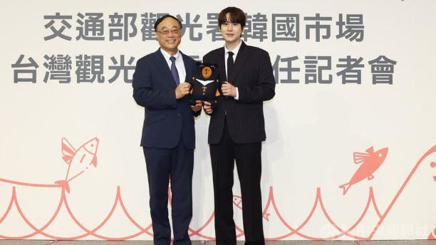 交通部觀光署邀請韓國知名偶像團體Super Junior成員圭賢（右）擔任韓國市場台灣觀光代言人。（圖／翻攝自網路）