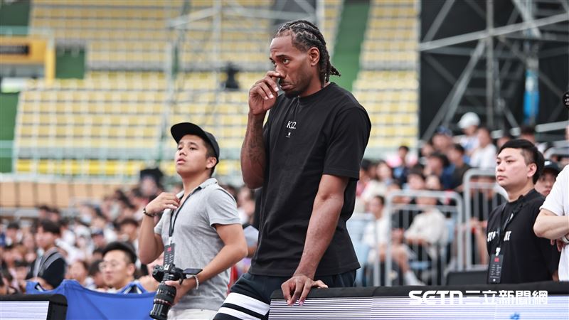 NBA快艇球星「可愛」雷納德日前才來台出席活動，沒想到如今卻被爆出和快艇簽違規「陰陽合約」。（圖／資料照，記者劉彥池攝影）