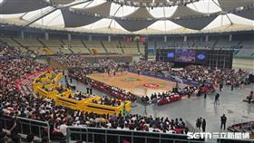 NBA快艇球星「可愛」雷納德出席「可愛豹擊」球迷會，球迷湧進桃園巨蛋。（圖／記者劉彥池攝影）