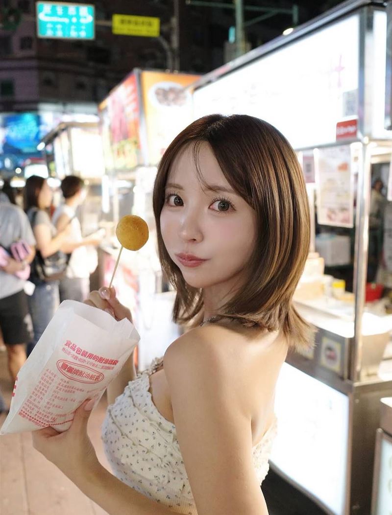 三上悠亞吃地瓜球。（圖／翻攝自三上悠亞IG）