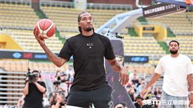 NBA快艇球星「可愛」雷納德出席「可愛豹擊」球迷會，下場示範投籃。（圖／記者劉彥池攝影）