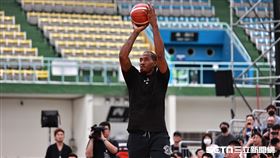 NBA快艇球星「可愛」雷納德出席「可愛豹擊」球迷會，下場示範投籃。（圖／記者劉彥池攝影）