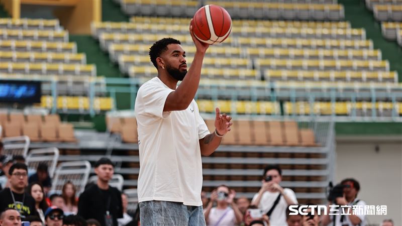 NBA快艇球星「可愛」雷納德在「可愛豹擊」球迷會下場示範投籃，尼克球星唐斯擔任助手。（圖／記者劉彥池攝影）
