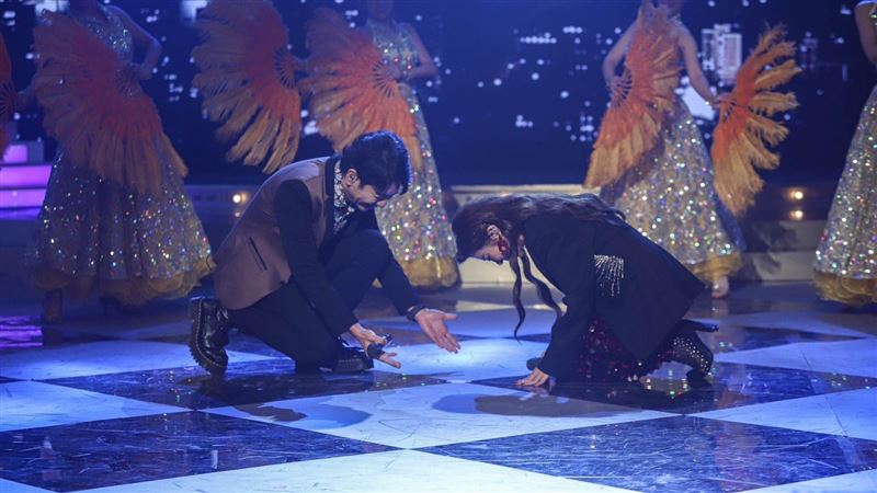 白冰冰節目爆意外　王彩樺突失控下跪哭了