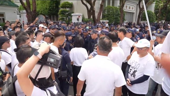陳佩琪說自己有肺腺癌，但特別拿掉口罩誠摯的請求。（圖／翻攝畫面）