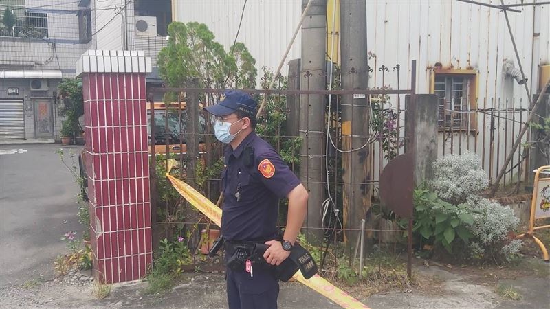 張男因大鬧醫院遭警方逮捕，但胞姊在前往他住處，赫然發現同居女友已明顯死亡。（圖／翻攝畫面）