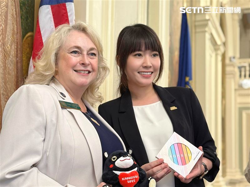 高市府行國處長張硯卿與新罕布夏州參議員Debra Altschille合照，感謝州參議員對台灣參與國際組織的支持。（圖／高雄市政府行國處提供）