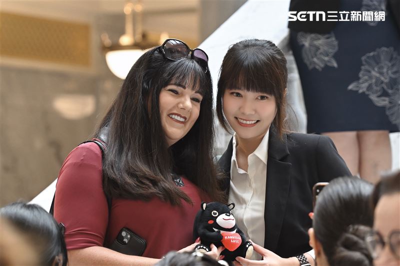 張硯卿特別致贈美國猶他州參議員Heidi Balderree高雄吉祥物高雄熊玩偶，宣傳高雄觀光。（圖／高雄市政府行國處提供）