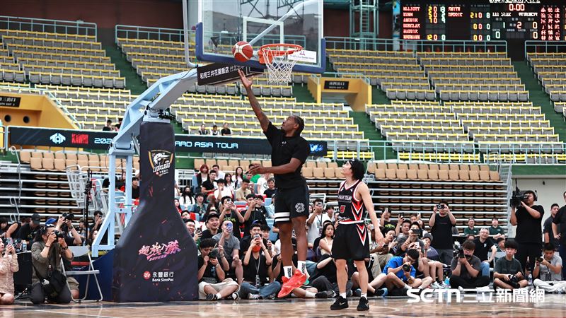 NBA快艇球星雷納德在「可愛豹擊」球迷會和桃園雲豹後衛高錦瑋1對1。（圖／記者劉彥池攝影）