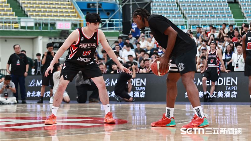 NBA快艇球星雷納德在「可愛豹擊」球迷會和桃園雲豹前鋒林信寬1對1。（圖／記者劉彥池攝影）
