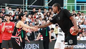 NBA快艇球星雷納德和桃園雲豹後衛高錦瑋握手。（圖／記者劉彥池攝影）