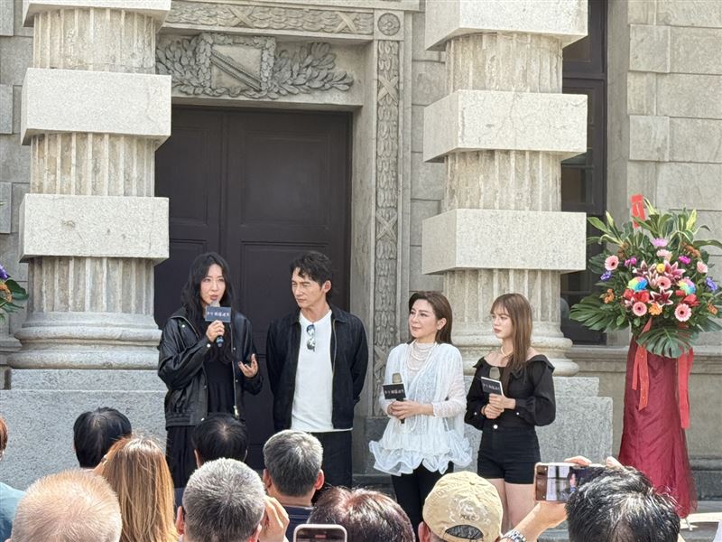 隋棠（左起）、温昇豪、王彩樺跟女兒黃于庭今天在台南出席實境節目記者會。（圖／記者蔡維歆攝影）