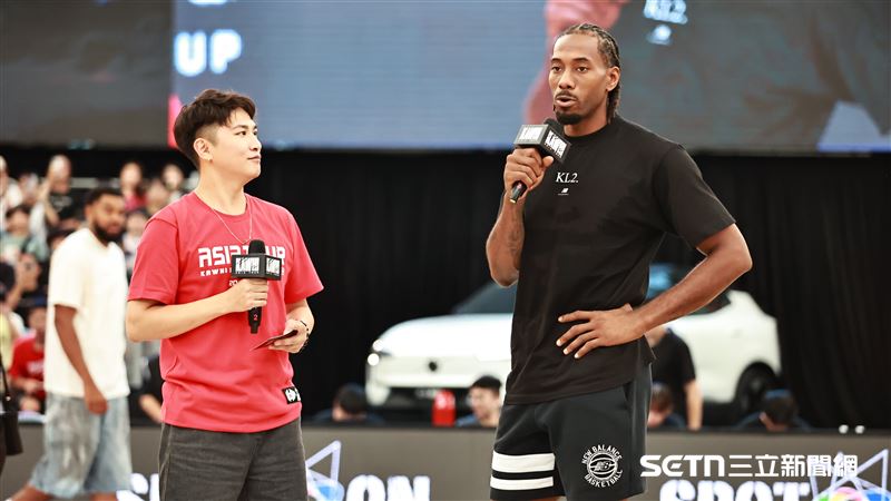 NBA快艇球星「可愛」雷納德在「可愛豹擊」球迷會接受媒體提問。（圖／記者劉彥池攝影）