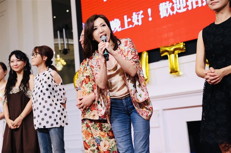 左起：獅子會專區主席張聖芬、導演朱岩蘭、謝京穎、張書偉、廖家儀、黃小柔、女主角李維維。（圖／廖家儀提供）